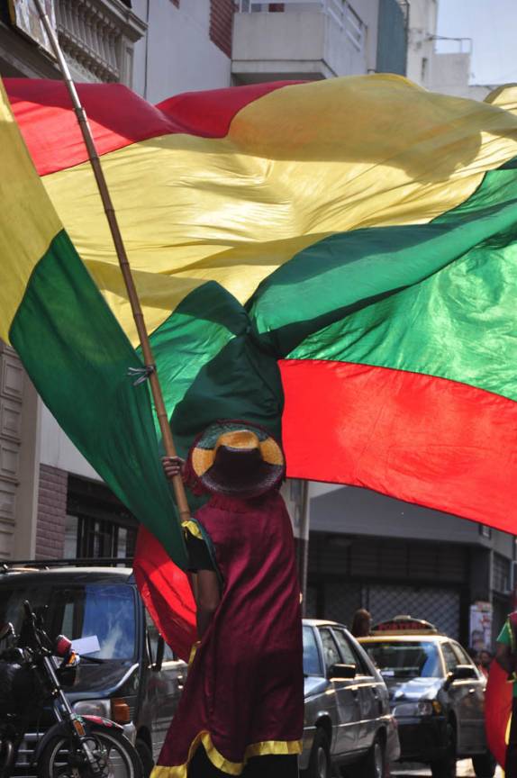 Bandeira boliviana é agitada em bloco de carnaval com as cores daquele país, em ruas de San Telmo, em Buenos Aires, na Argentina